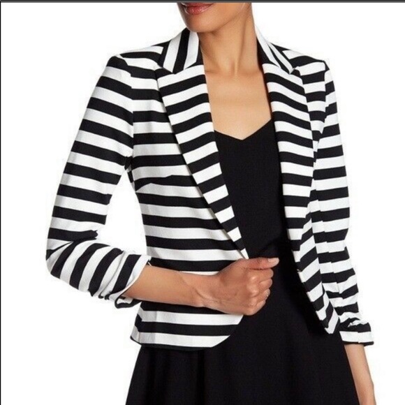 Amanda & Chelsea Jackets & Blazers - Amanda & Chelsea black and white blazer